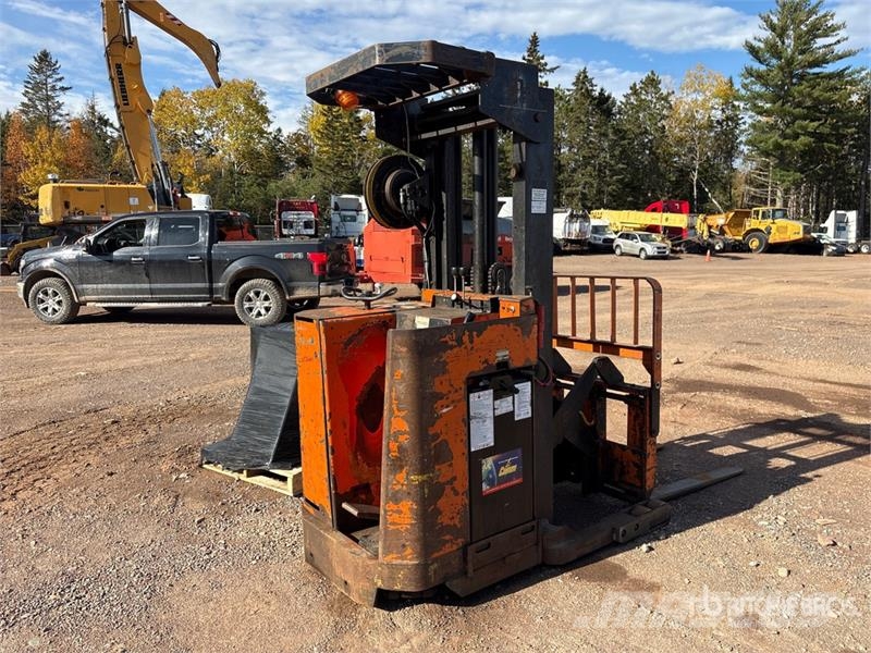 Raymond 20R30TT 3000 lb Electric Reach Truck Montacargas de alcance de gran altura