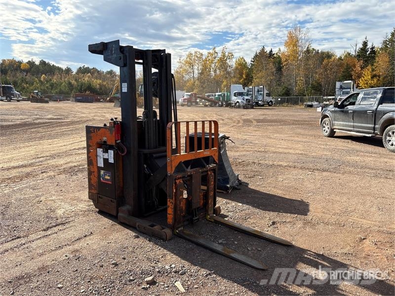 Raymond 20R30TT 3000 lb Electric Reach Truck Montacargas de alcance de gran altura