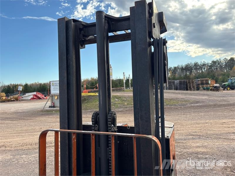 Raymond 20R30TT 3000 lb Electric Reach Truck Viljuškari sa pomičnim stupom