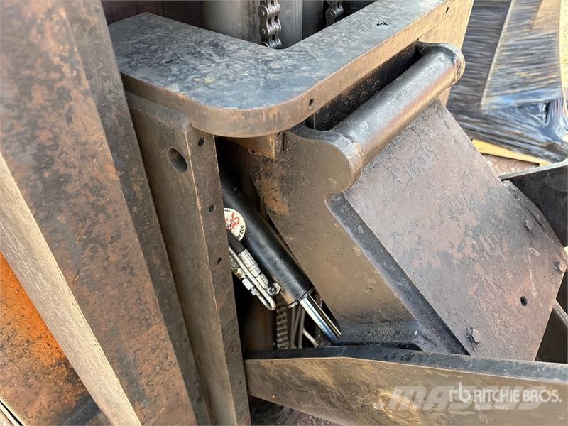 Raymond 20R30TT 3000 lb Electric Reach Truck Montacargas de alcance de gran altura
