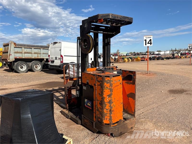 Raymond 20R30TT 3000 lb Electric Reach Truck Montacargas de alcance de gran altura
