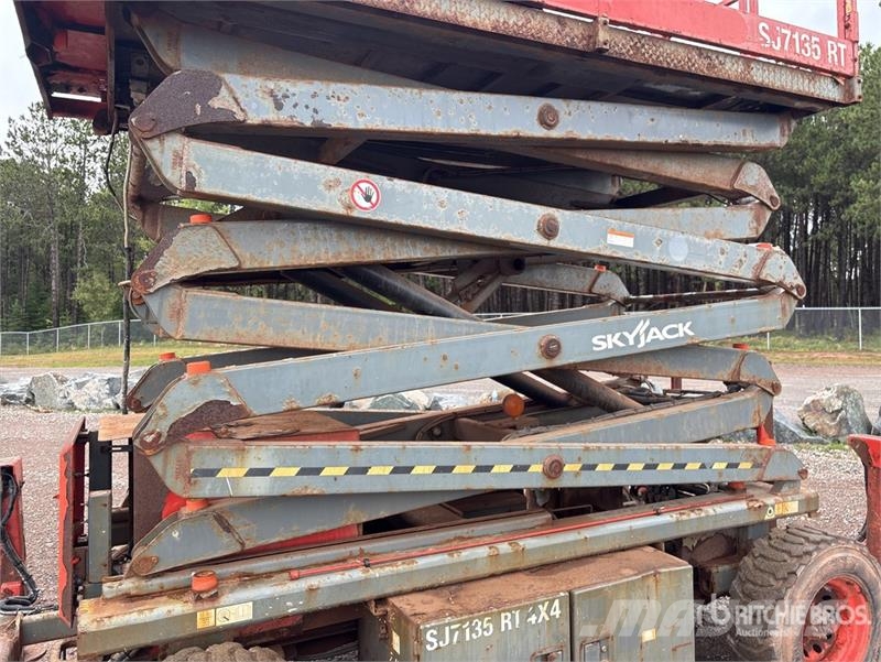 SkyJack SJ7135RT 4x4 Dual Fuel Scissor Lift Plataformas tijera