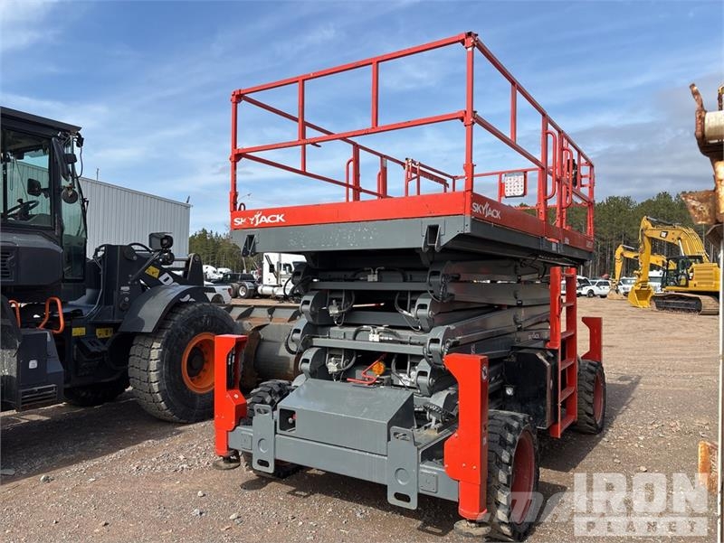 SkyJack SJ9253 RT Dual Fuel 4x4 Scissor Lift رافعات مقصية الشكل