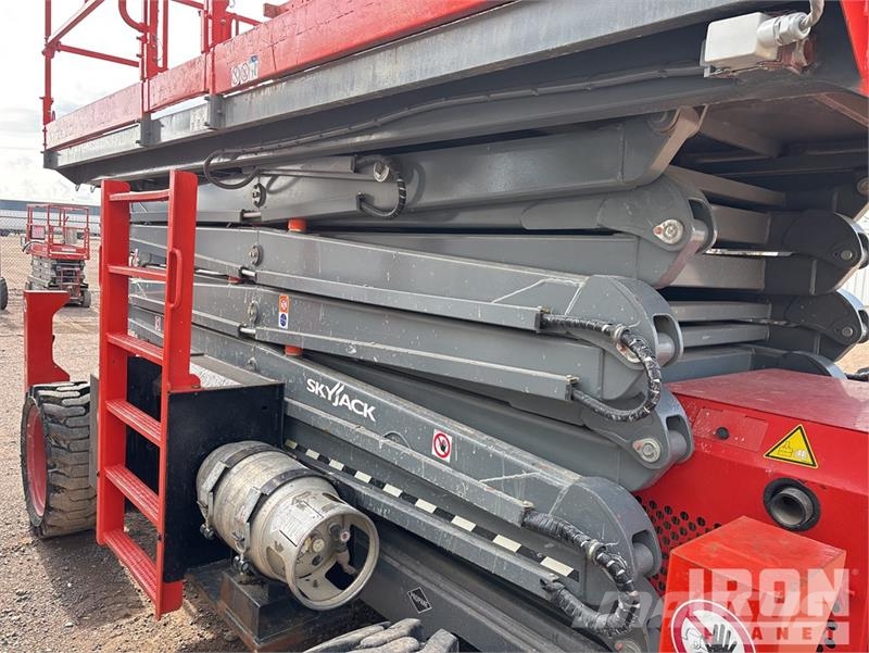 SkyJack SJ9253 RT Dual Fuel 4x4 Scissor Lift رافعات مقصية الشكل