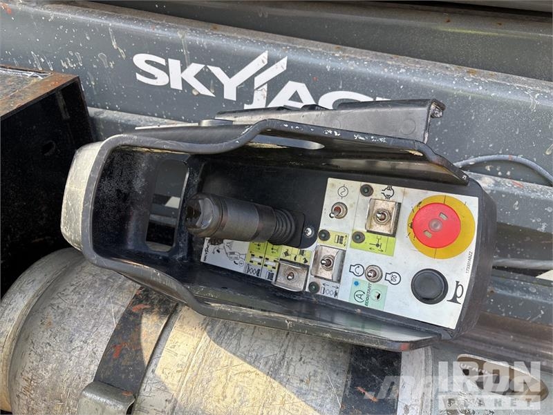 SkyJack SJ9253 RT Dual Fuel 4x4 Scissor Lift رافعات مقصية الشكل