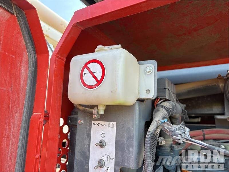 SkyJack SJ9253 RT Dual Fuel 4x4 Scissor Lift رافعات مقصية الشكل