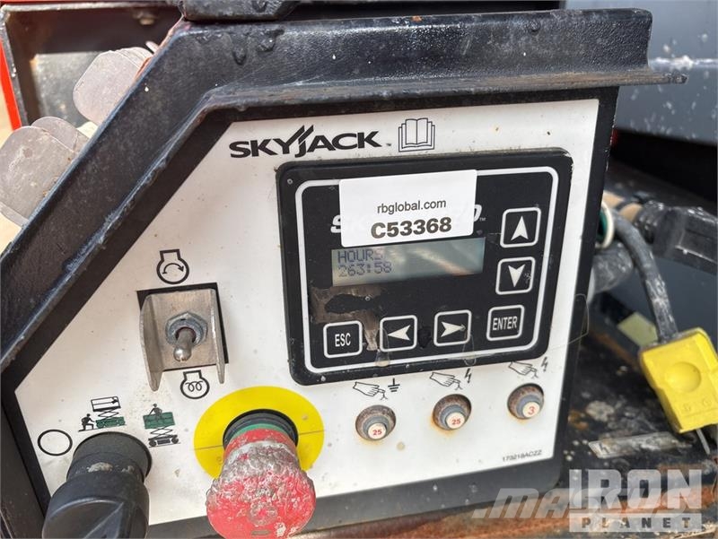 SkyJack SJ9253 RT Dual Fuel 4x4 Scissor Lift رافعات مقصية الشكل