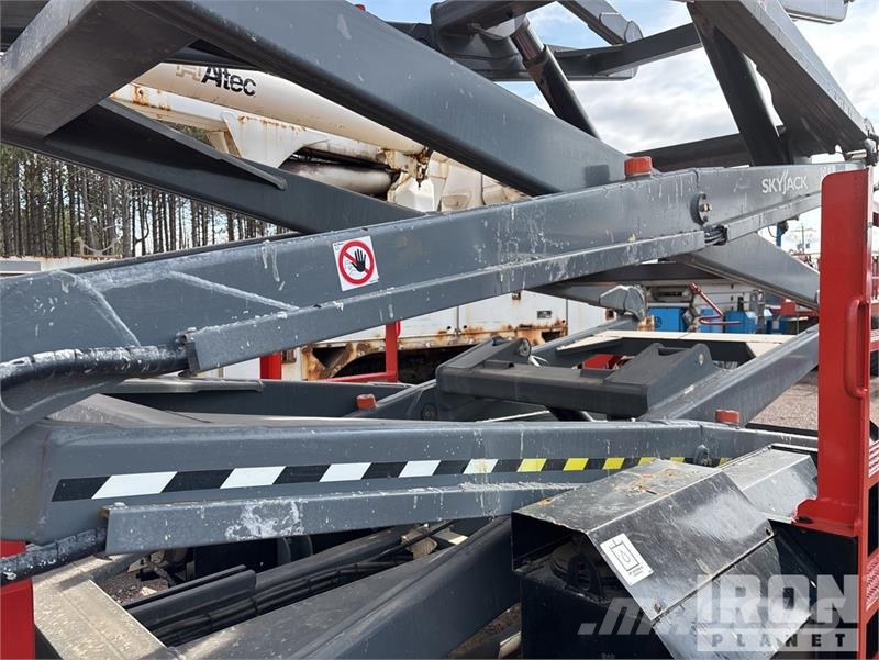 SkyJack SJ9253 RT Dual Fuel 4x4 Scissor Lift رافعات مقصية الشكل