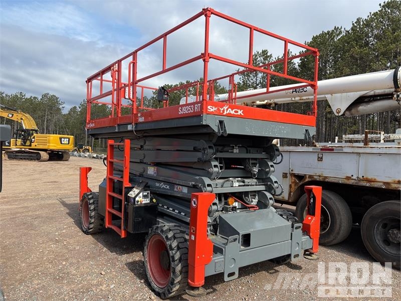 SkyJack SJ9253 RT Dual Fuel 4x4 Scissor Lift رافعات مقصية الشكل