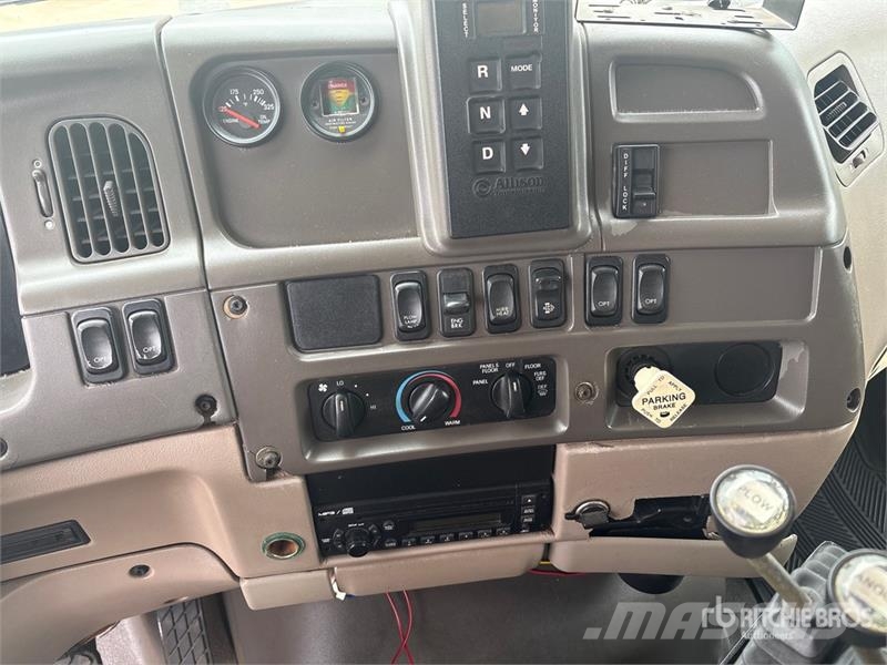 Sterling L7500 4x2 Snow Plow Truck مركبات الأغراض العامة