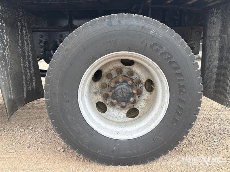 Sterling L7500 4x2 Snow Plow Truck مركبات الأغراض العامة