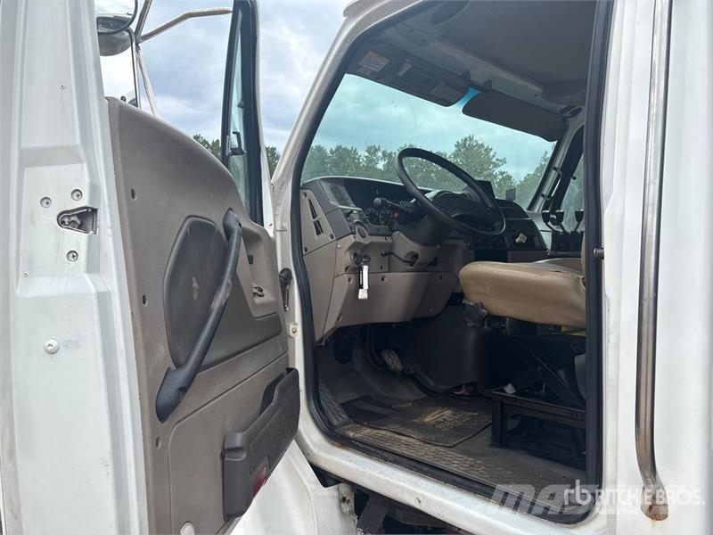Sterling L7500 4x2 Snow Plow Truck مركبات الأغراض العامة