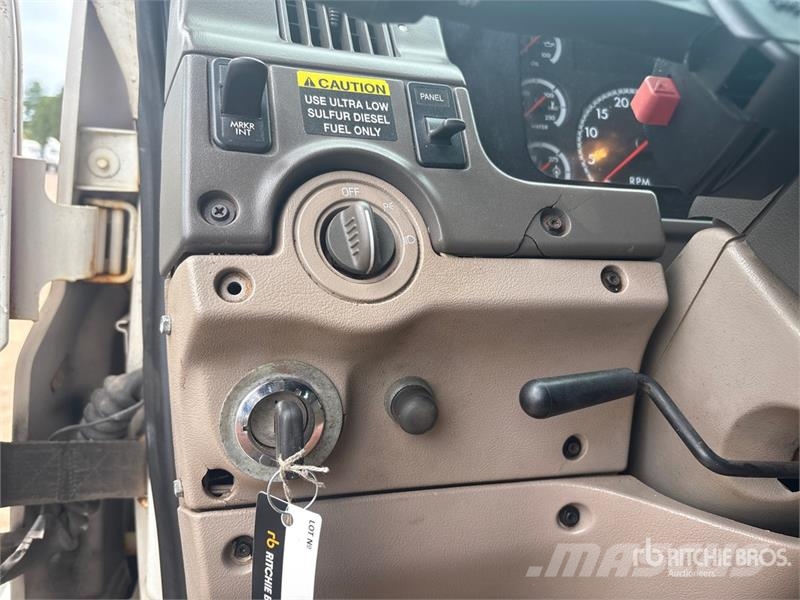 Sterling L7500 4x2 Snow Plow Truck مركبات الأغراض العامة