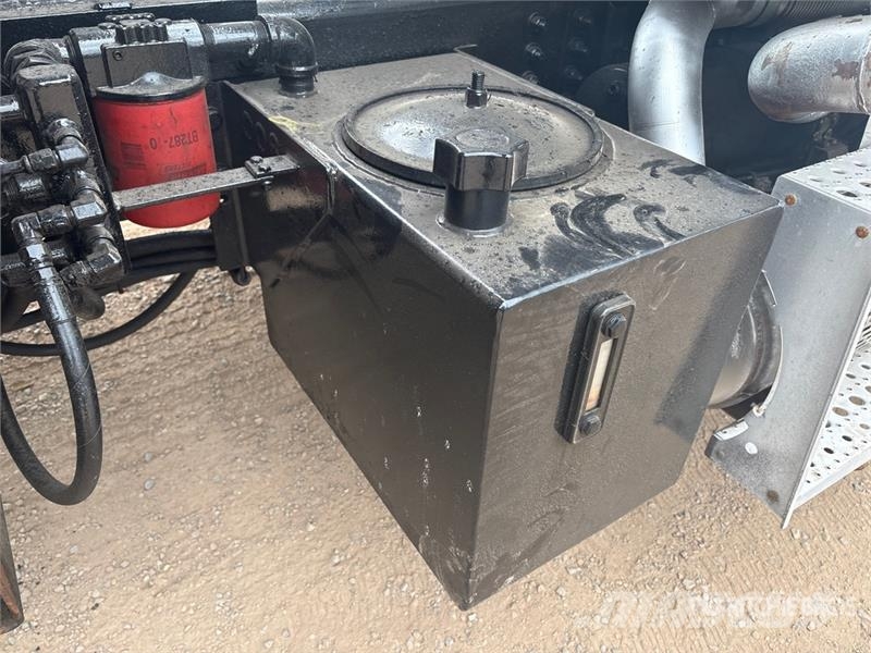 Sterling L7500 4x2 Snow Plow Truck مركبات الأغراض العامة