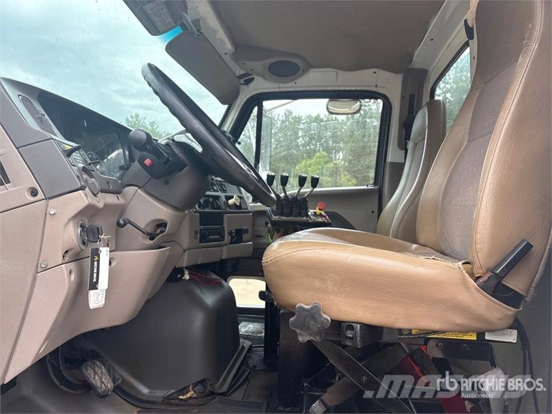 Sterling L7500 4x2 Snow Plow Truck مركبات الأغراض العامة