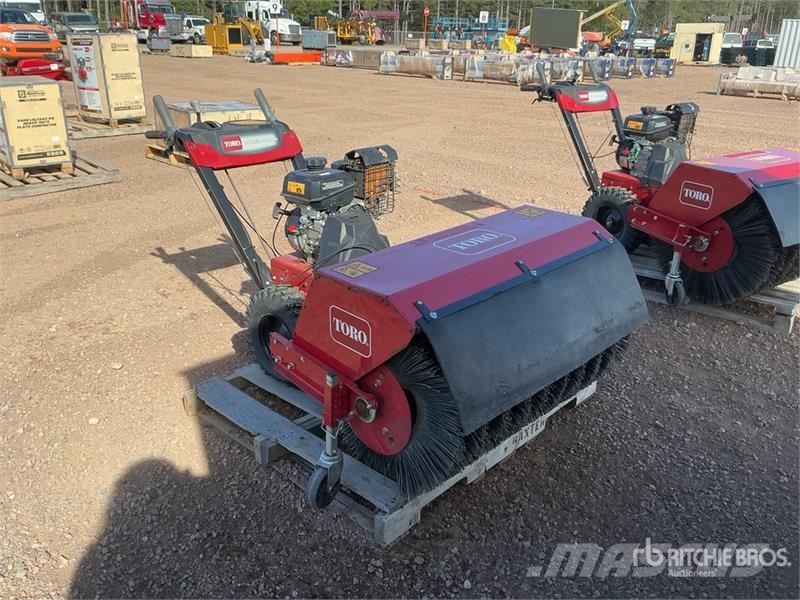 Toro 23741 Walk-Behind Power Broom Veegmachines