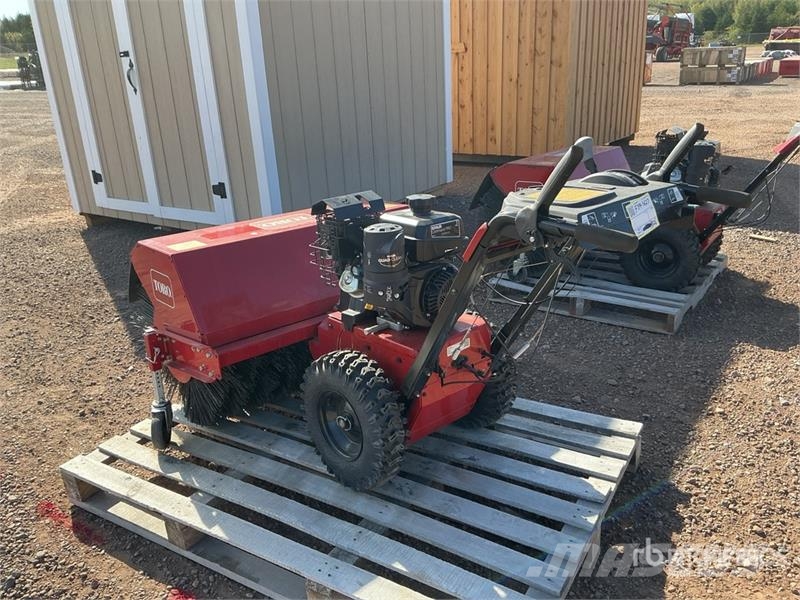 Toro 23741 Walk-Behind Power Broom Veegmachines