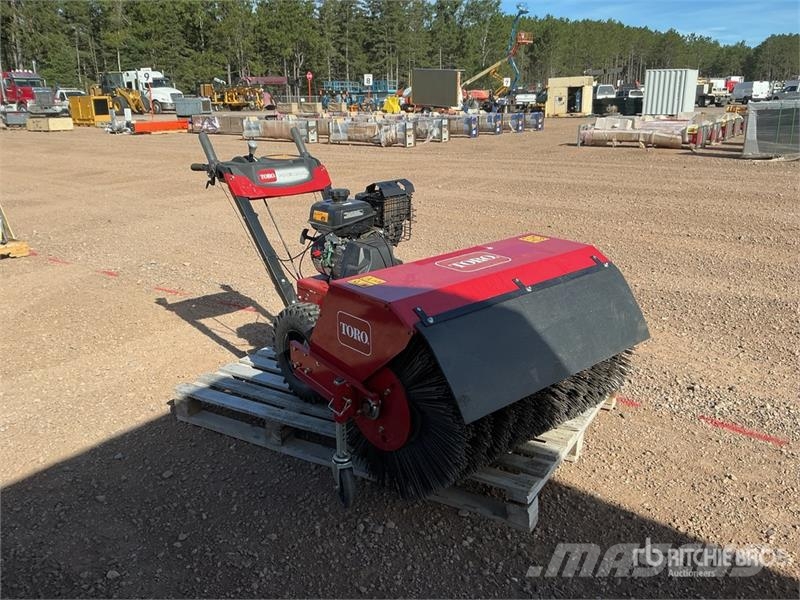 Toro 23741 Walk-Behind Power Broom Veegmachines