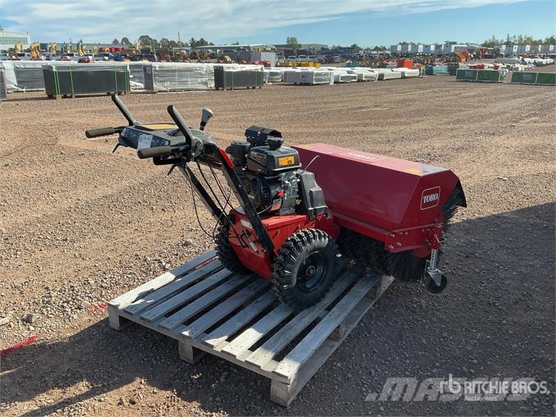 Toro 23741 Walk-Behind Power Broom Veegmachines