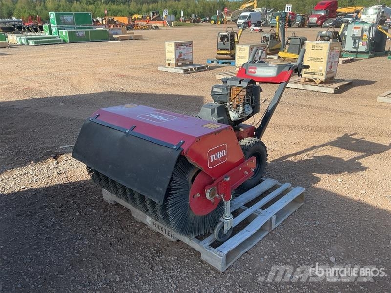 Toro 23741 Walk-Behind Power Broom Veegmachines