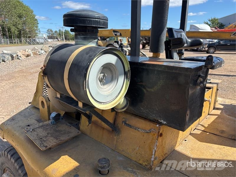 Towmotor Cushion Tire Forklift Targoncák-Egyéb