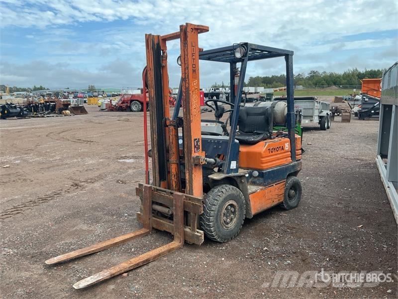 Toyota 425FG15 3000 lb Pneumatic Tire Forklift Muut haarukkatrukit