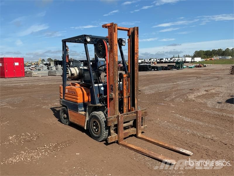Toyota 425FG15 3000 lb Pneumatic Tire Forklift Muut haarukkatrukit