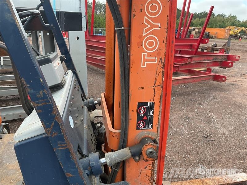 Toyota 425FG15 3000 lb Pneumatic Tire Forklift Muut haarukkatrukit