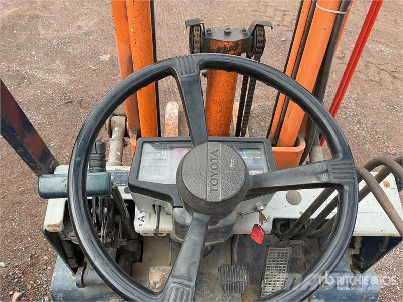 Toyota 425FG15 3000 lb Pneumatic Tire Forklift Muut haarukkatrukit