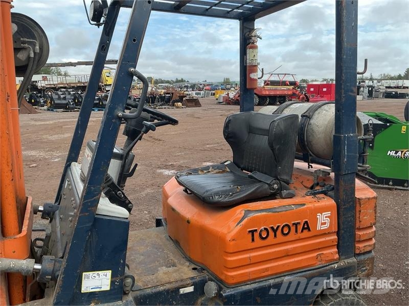 Toyota 425FG15 3000 lb Pneumatic Tire Forklift Muut haarukkatrukit