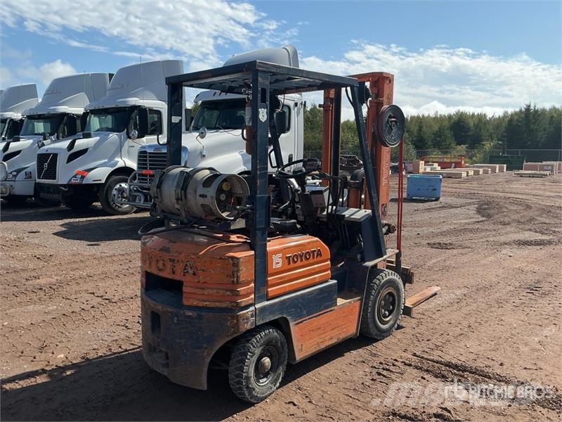 Toyota 425FG15 3000 lb Pneumatic Tire Forklift Muut haarukkatrukit