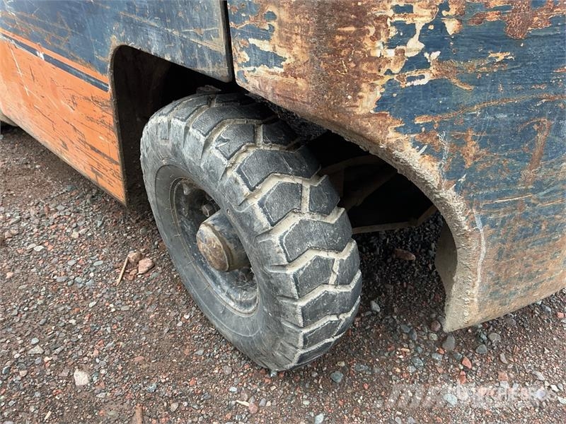 Toyota 425FG15 3000 lb Pneumatic Tire Forklift Muut haarukkatrukit