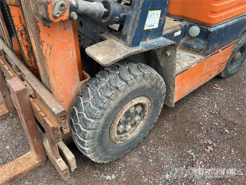 Toyota 425FG15 3000 lb Pneumatic Tire Forklift Muut haarukkatrukit