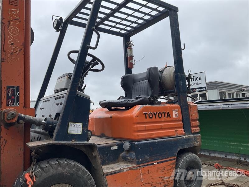 Toyota 425FG15 3000 lb Pneumatic Tire Forklift Muut haarukkatrukit