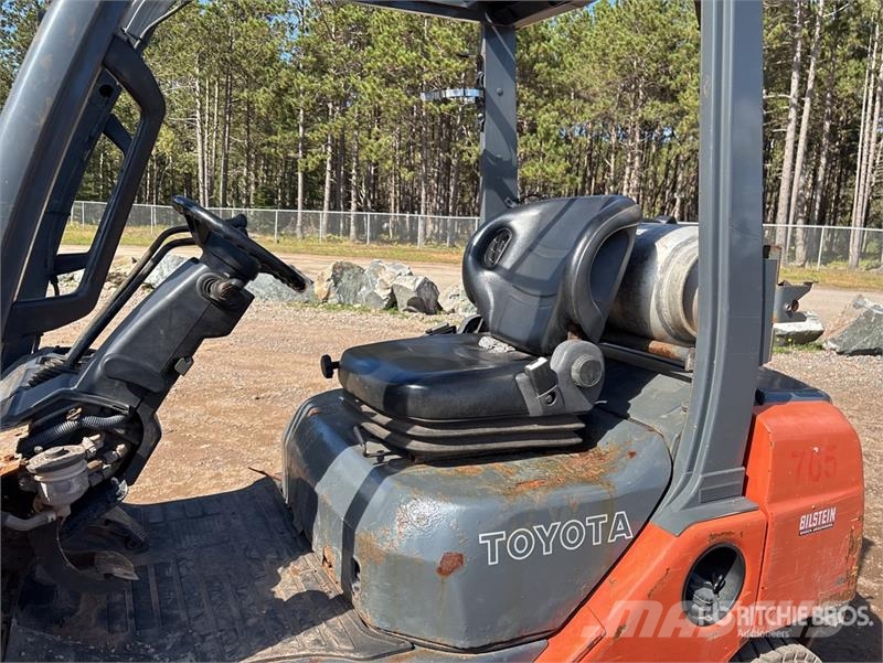 Toyota 8FGU25 4500 lb Forklift Montacargas - otros