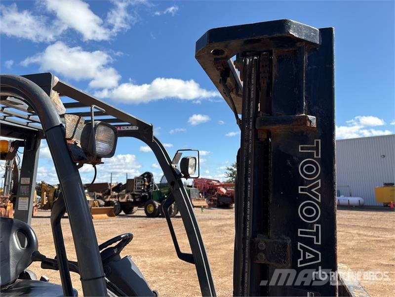 Toyota 8FGU25 4500 lb Forklift Montacargas - otros