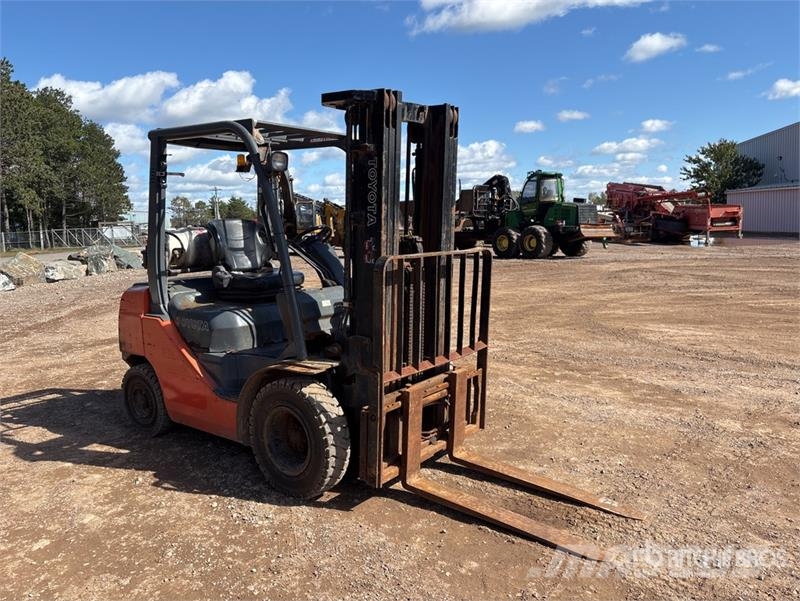 Toyota 8FGU25 4500 lb Forklift Montacargas - otros
