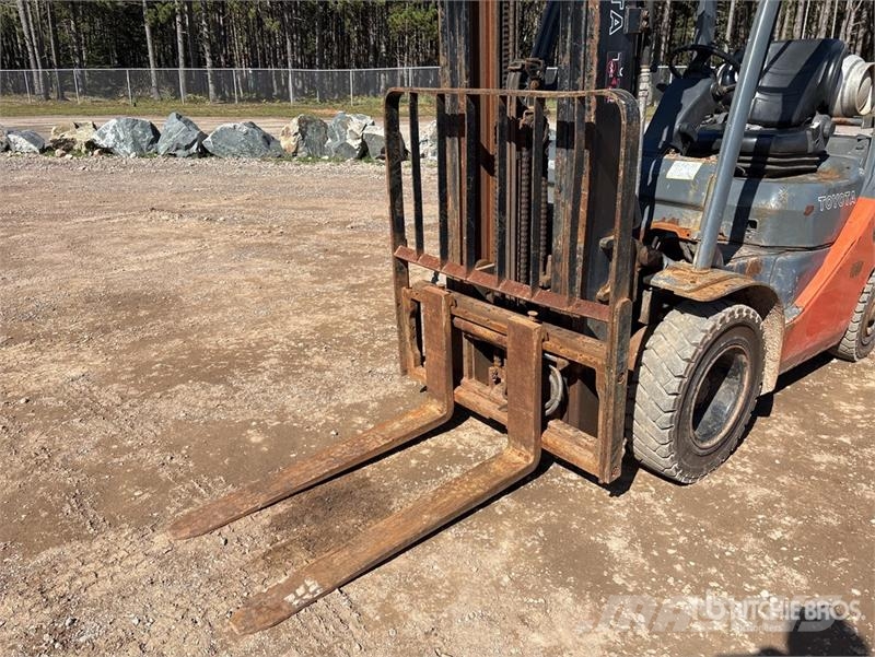 Toyota 8FGU25 4500 lb Forklift Montacargas - otros