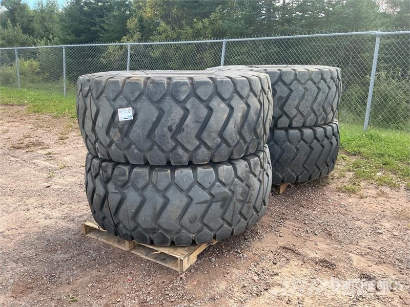 Triangle of (4) Triangle TB517 23.5R25 Loader Tires Renkaat ja vanteet
