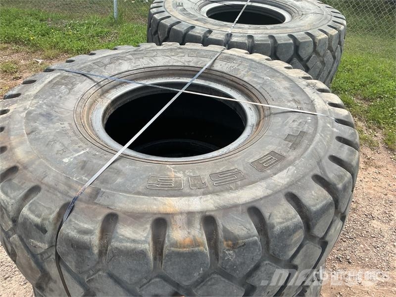 Triangle of (4) Triangle TB517 23.5R25 Loader Tires Renkaat ja vanteet