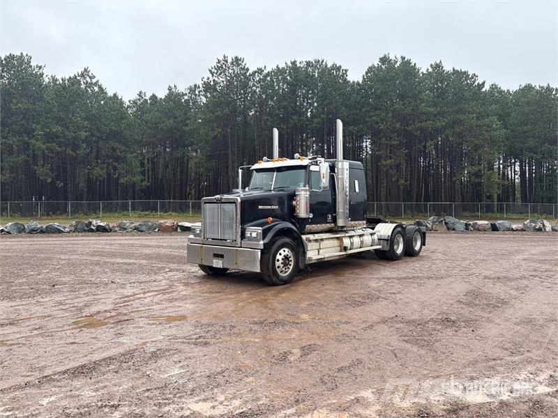 Western Star 4900 6x4 T/A Sleeper Truck Tractor Vetopöytäautot
