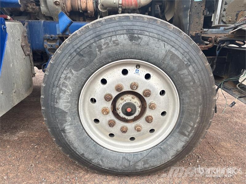 Western Star 4900 6x4 T/A Sleeper Truck Tractor (Inoperable) Влекачи