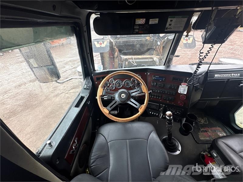 Western Star 4900 6x4 T/A Sleeper Truck Tractor Vetopöytäautot