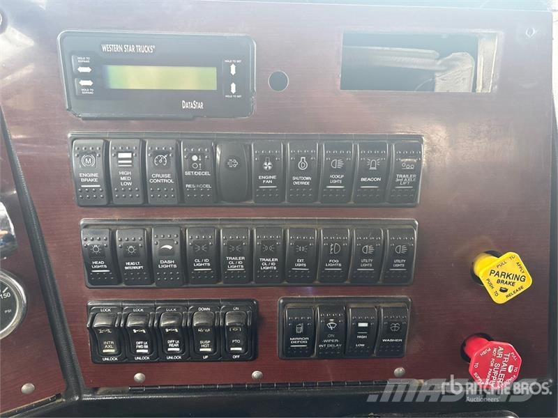 Western Star 4900 6x4 T/A Sleeper Truck Tractor (Inoperable) Влекачи