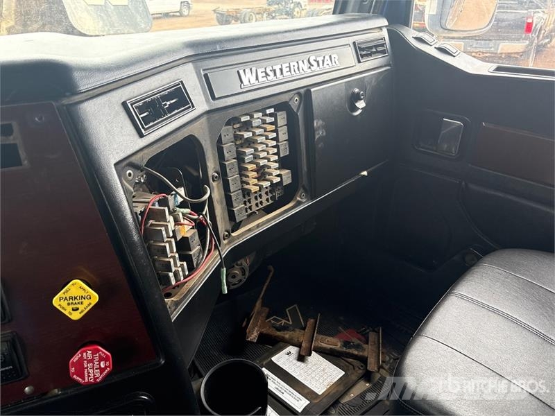 Western Star 4900 6x4 T/A Sleeper Truck Tractor (Inoperable) Влекачи