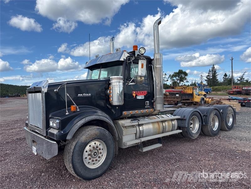 Western Star 4900 8x4 Tri/A Day Cab Truck Tractor Vetopöytäautot