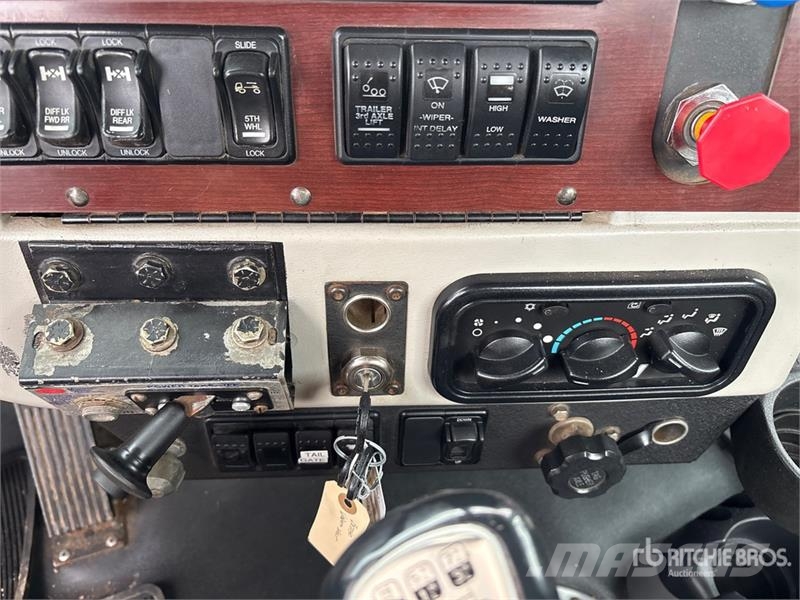 Western Star 4900 8x4 Tri/A Day Cab Truck Tractor Tractores (camiões)