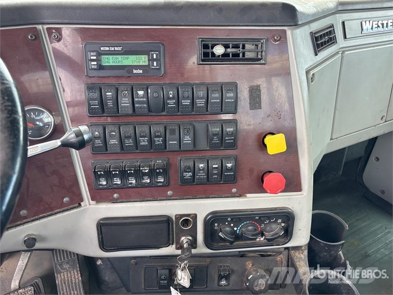 Western Star 4900 8x4 Tri/A Day Cab Truck Tractor Vetopöytäautot