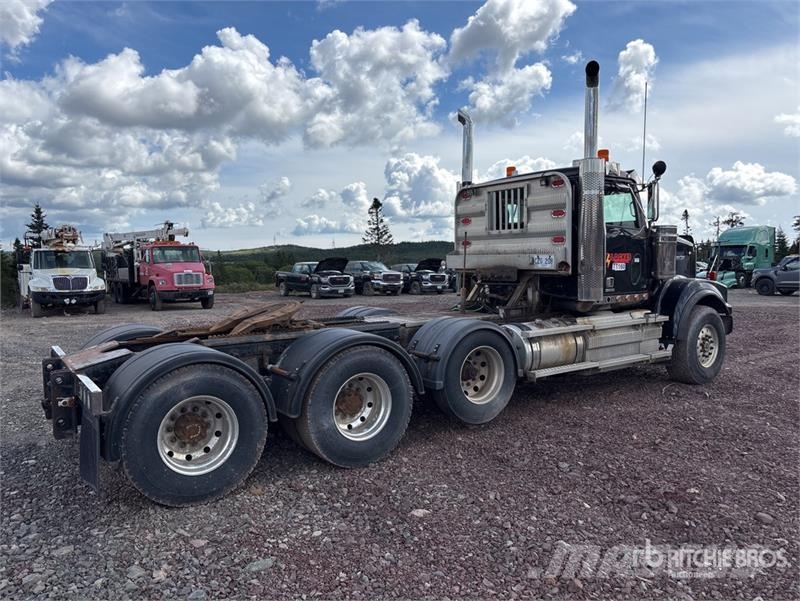 Western Star 4900 8x4 Tri/A Day Cab Truck Tractor Vetopöytäautot