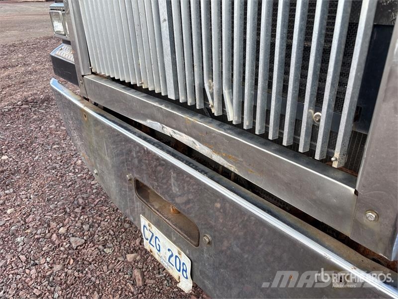 Western Star 4900 8x4 Tri/A Day Cab Truck Tractor Vetopöytäautot